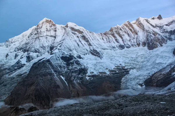 Hermosa y asombrosa montaña cubierta de nieve con cielo azul —  Fotos de Stock