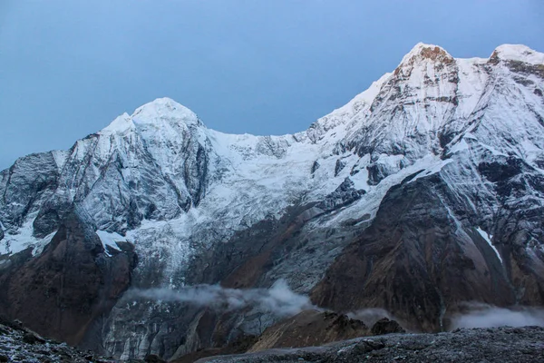 Hermosa y asombrosa montaña cubierta de nieve con cielo azul —  Fotos de Stock