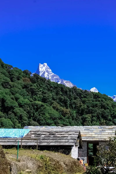 Mavi Gök 'le Karla kaplı Güzel ve İnanılmaz Dağ