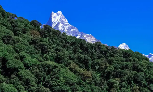 Vackra och fantastiska snötäckta berg med blå himmel — Stockfoto