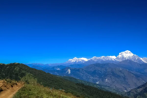 Belle et étonnante montagne enneigée avec ciel bleu — Photo