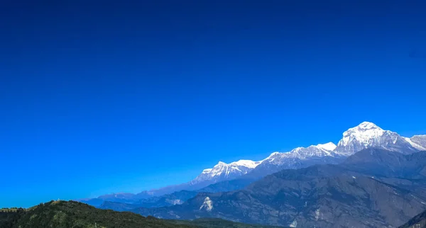 Prachtig en verbazingwekkend besneeuwde berg met blauwe lucht — Stockfoto