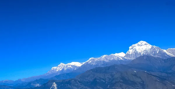 Όμορφο και καταπληκτικό χιονισμένο βουνό με μπλε ουρανό — Φωτογραφία Αρχείου