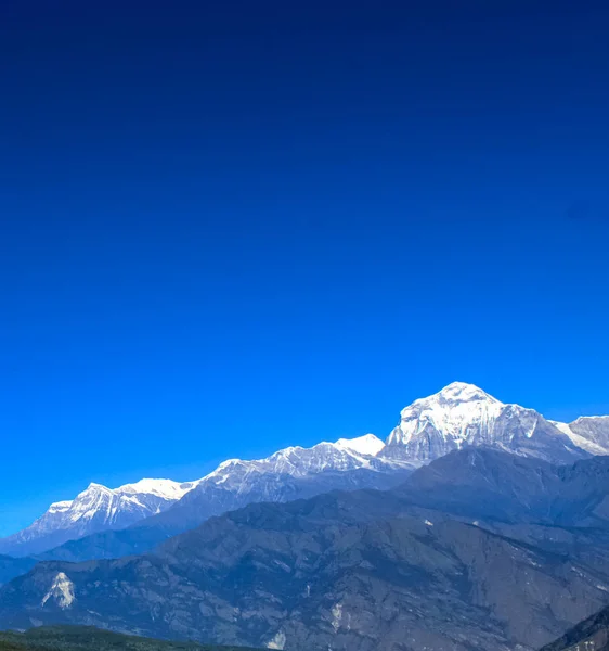 Beautiful and Amazing Snow-covered Mountain With Blue Sky — Stock Photo, Image