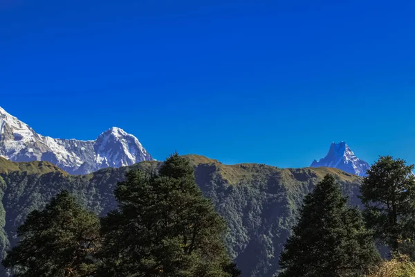 Bela e incrível montanha coberta de neve com céu azul — Fotografia de Stock