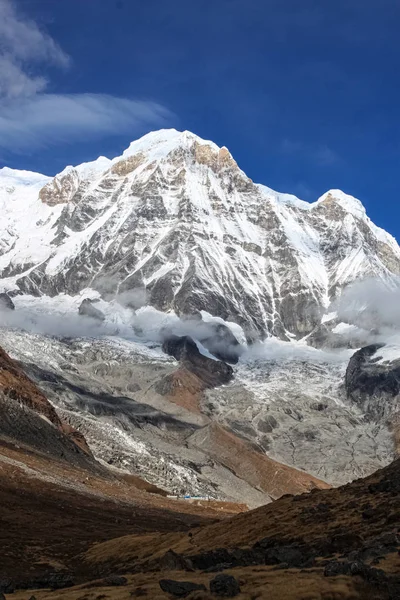 Hermosa y asombrosa montaña cubierta de nieve con cielo azul —  Fotos de Stock