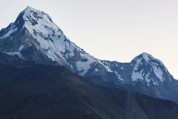 Belle et étonnante montagne enneigée avec ciel bleu — Photo