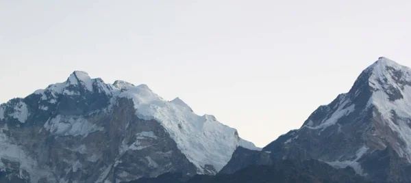 Prachtig en verbazingwekkend besneeuwde berg met blauwe lucht — Stockfoto