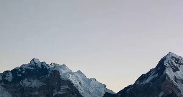 Hermosa y asombrosa montaña cubierta de nieve con cielo azul — Foto de Stock