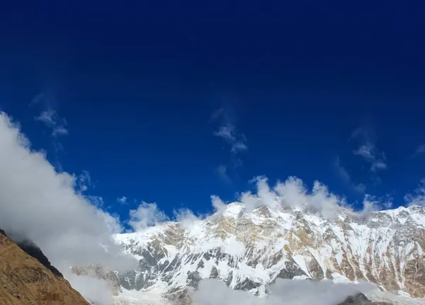 Oben auf dem Hügel, bedeckt mit Schnee und weißen Wolken — Stockfoto
