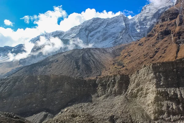 Parte superior de la colina, cubierta de nieve y nubes blancas —  Fotos de Stock