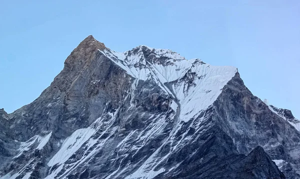 Parte superior de la colina, cubierta de nieve y nubes blancas —  Fotos de Stock