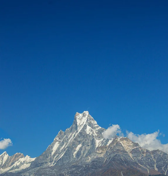 Top of the hill, covered with snow and white clouds — Stock Photo, Image