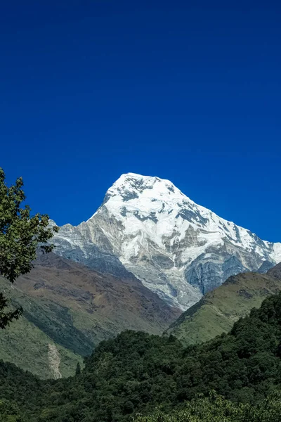 Oben auf dem Hügel, bedeckt mit Schnee und weißen Wolken — Stockfoto