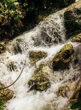 Su, dağdaki şelale gibi akıyor.
