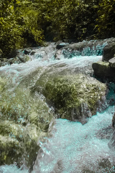Su, dağdaki şelale gibi akıyor.
