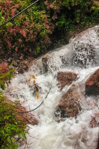 Corriente de agua como una cascada en la montaña —  Fotos de Stock