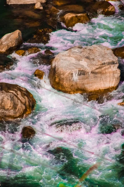 Water dat over bruine rotsen stroomt — Stockfoto