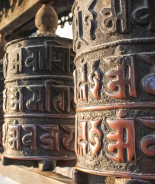 Dua tekerleri daha çok Tibet ve Nepal 'deki budistler tarafından kullanılır..