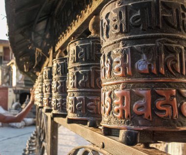 Dua tekerleri daha çok Tibet ve Nepal 'deki budistler tarafından kullanılır..