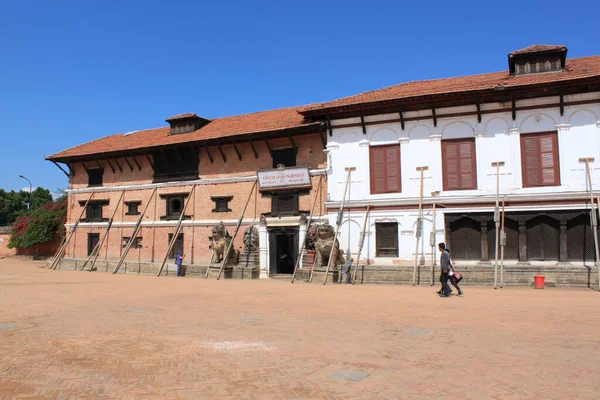 Entrada para a Galeria Nacional de Arte, Praça Durbar em Bhaktapur . — Fotografia de Stock