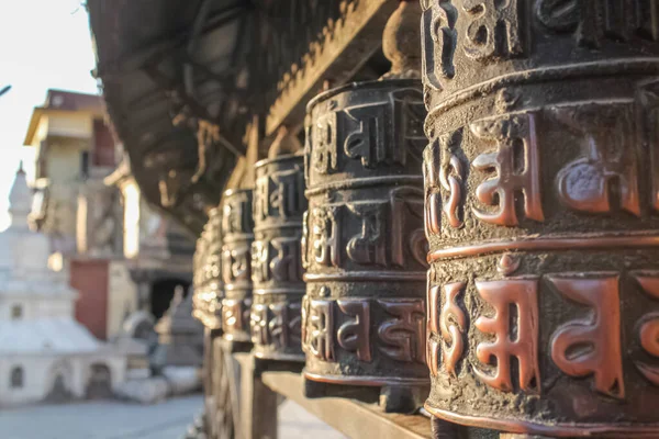 Ruedas de oración son utilizadas principalmente por budistas del Tíbet y Nepal . —  Fotos de Stock