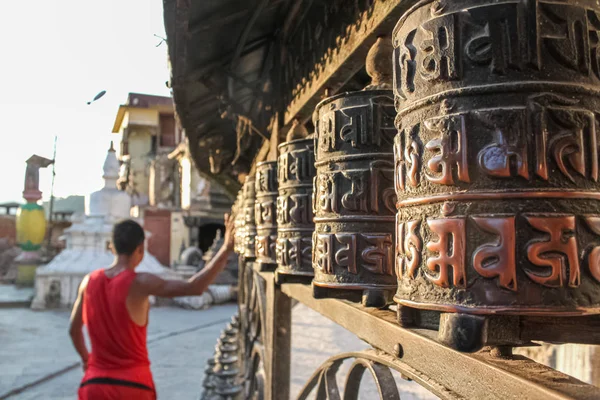 Dua tekerleri daha çok Tibet ve Nepal 'deki budistler tarafından kullanılır..