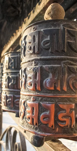Молитвенные колеса в основном используются тибетскими и непальскими буддистами . — стоковое фото