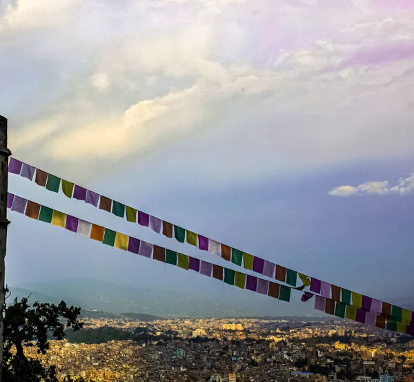 Μαϊμού κάθεται στο βουδιστικό ιερό του Swayambhunath Stupa — Φωτογραφία Αρχείου