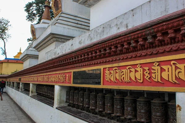 Dua tekerleri daha çok Tibet ve Nepal 'deki budistler tarafından kullanılır..