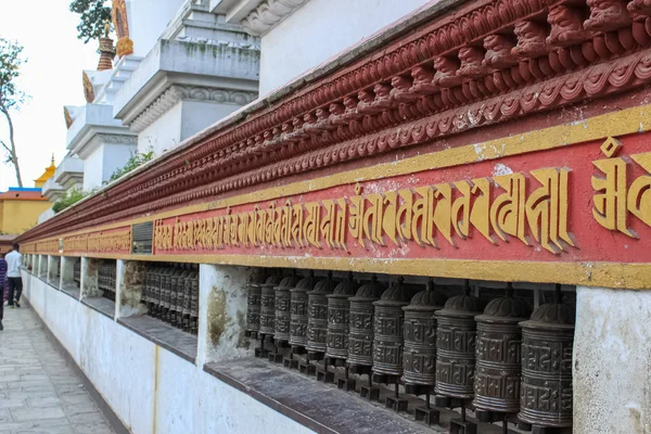 Ruedas de oración son utilizadas principalmente por budistas del Tíbet y Nepal . — Foto de Stock