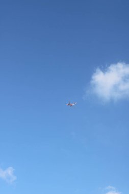 Mavi gökyüzünün arka planında güzel beyaz bulutlar, mavi gökyüzünde harika bulutlar.