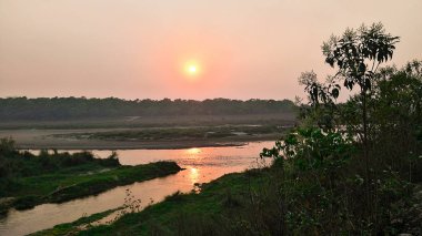 Dağda Güzel Gün Doğumu 'nun nefes kesici çekimi bulutlu bir sabahta dağların doğuşu..