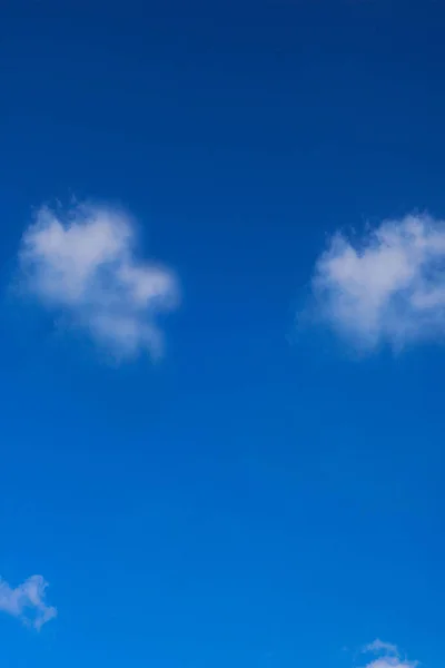 青空に素晴らしい雲と青い空の背景に素敵な白い雲 — ストック写真