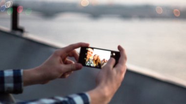 Çatısında arkadaşlar selfie