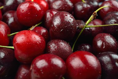 Üzerlerinde su damlaları ile kırmızı kiraz yığını, sadece kaldırıldı f