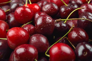 Üzerlerinde su damlaları ile kırmızı kiraz yığını, sadece kaldırıldı f