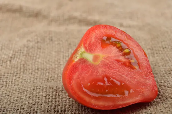 Čerstvý červený rajčatový řez na jutových plátnu. Zdravá výživa — Stock fotografie