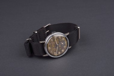 adam siyah arka plan üzerine için klasik kol saati. Zaman