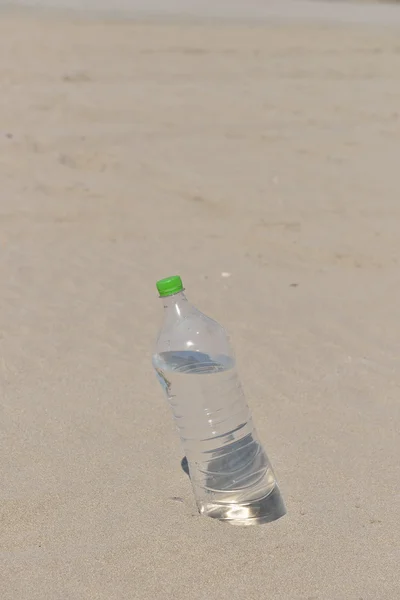 Frío hielo botella sin etiquetar de agua refrescante de pie — Foto de Stock