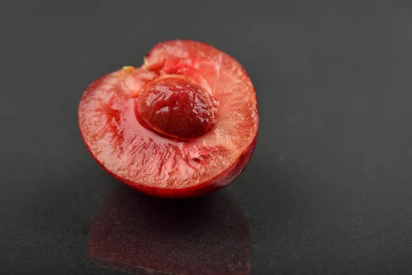 Imagen de cereza fresca cortada por la mitad con el grano en ella isola — Foto de Stock