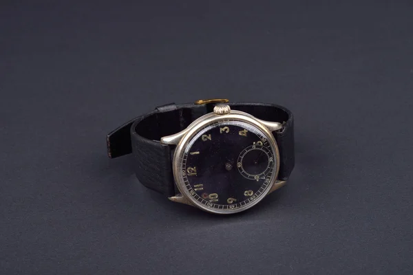 Классические наручные часы для человека на черном фоне. Время — стоковое фото
