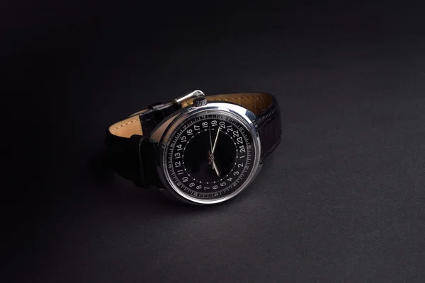 Класичний наручний годинник для чоловіка на чорному тлі. Час — стокове фото