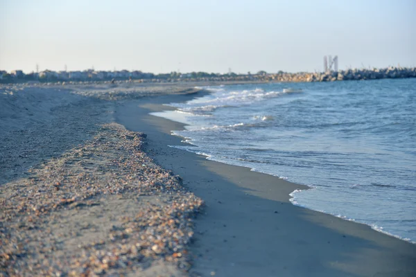 Orilla del Mar Negro con olas suaves por la noche mientras la naturaleza viaja —  Fotos de Stock