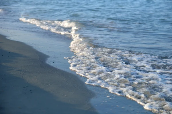 Пляж Черного моря с гладкой волной и текстурой песка на фоне . — стоковое фото