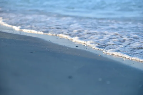 Pantai Laut Hitam dengan latar belakang gelombang halus dan tekstur pasir . — Stok Foto