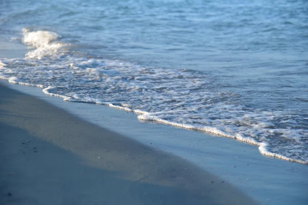 Stranden av Svarta havet med smidig våg och sand textur bakgrund. — Stockfoto