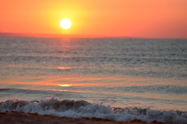 Sabah, güneşin denizde görüntü. Dalgalar, kırmızı s