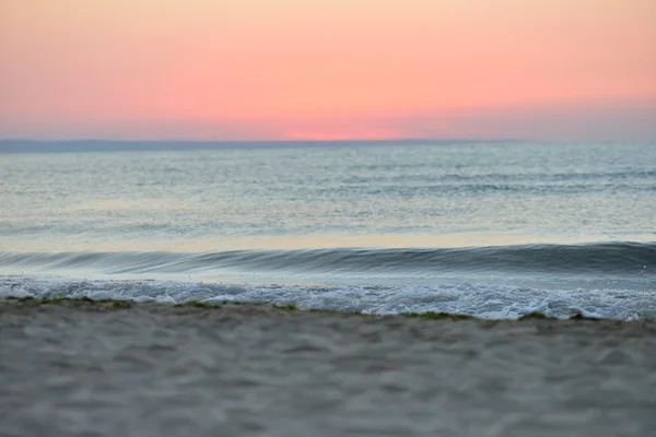 Kora reggel, a kép, a tenger, a napkelte előtt. Nyugodt wav — Stock Fotó