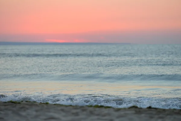 Temprano en la mañana, la imagen del mar antes del amanecer. Tranquila, tranquila. — Foto de Stock